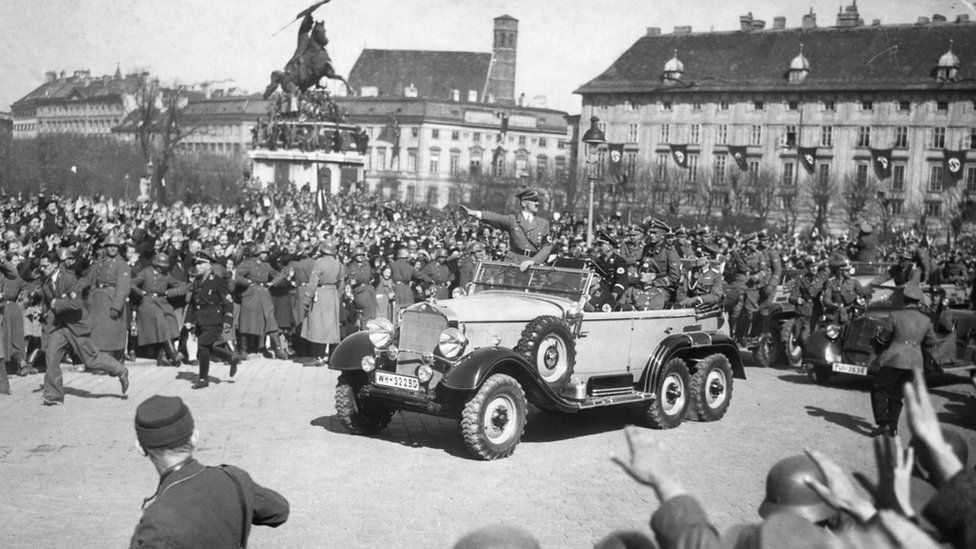 1938년 오스트리아를 병합한 뒤 빈을 찾은 아돌프 히틀러. 