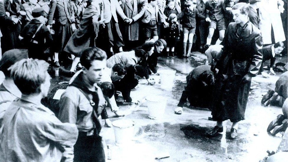 나치에 병합되기 전의 오스트리아 빈은 파시스트들이 지배해 유대인들로 하여금 길바닥을 닦게 하는 등 모욕을 주곤 했다. 