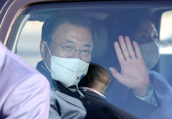 제76차 유엔총회 고위급 회의 참석차 미국을 방문한 문재인 대통령이 19일 오후(현지시간) 부인 김정숙 여사와 뉴욕 JFK공항에 도착, 차량으로 이동하고 있다. 2021.9.20  연합뉴스