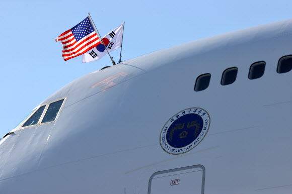 제76차 유엔총회 고위급 회의 참석차 미국을 방문한 문재인 대통령이 탑승한 공군1호기가 19일 오후(현지시간) 뉴욕 JFK공항에 도착해 있다. 공군1호기에 태극기와 성조기가 함께 걸려 있다. 2021.9.20  연합뉴스