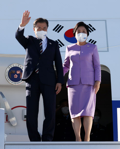 제76차 유엔총회 고위급 회의 참석차 미국을 방문한 문재인 대통령이 19일 오후(현지시간) 부인 김정숙 여사와 뉴욕 JFK공항에 도착해 공군1호기에서 손을 흔들어 인사하고 있다. 2021.9.20  연합뉴스