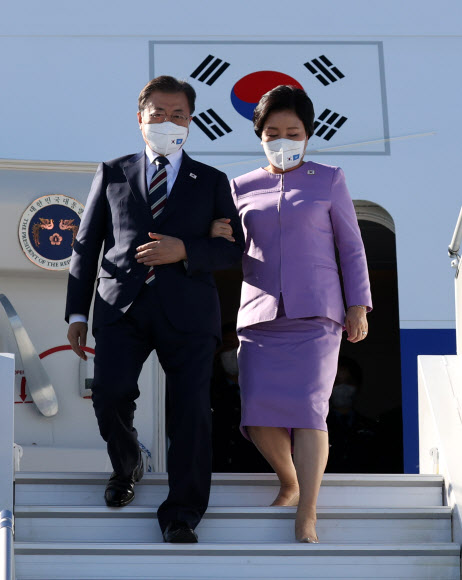 제76차 유엔총회 고위급 회의 참석차 미국을 방문한 문재인 대통령이 19일 오후(현지시간) 부인 김정숙 여사와 뉴욕 JFK공항에 도착해 공군1호기에서 내리고 있다. 2021.9.20  연합뉴스