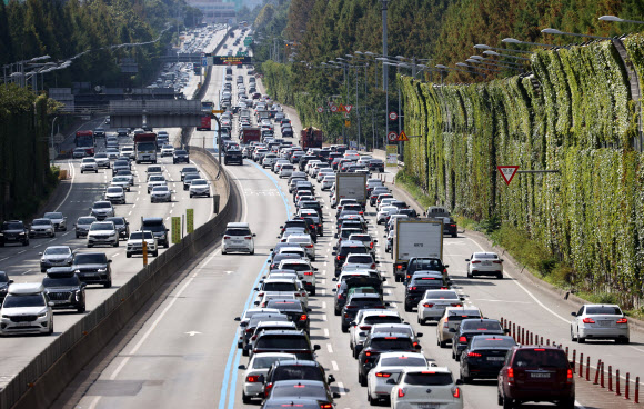 연휴 사흘째이자 추석 전날인 20일 오전 서울 서초구 잠원IC에서 바라본 경부고속도로 상(왼쪽)·하행선의 모습. 귀성 차량들로 하행선이 붐비고 있다. 2021.9.20  연합뉴스