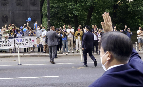 제76차 유엔총회 고위급 회의 참석차 미국을 방문한 문재인 대통령이 19일 오후(현지시간) 뉴욕 숙소 앞에서 교민들의 환영 인사에 화답하고 있다. 2021.9.20.  청와대 제공