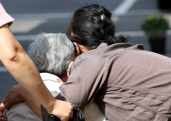 추석을 하루 앞둔 20일 오전 강원 춘천시의 한 요양원에서 입소 어르신이 딸과 면회하며 작별 인사를 하고 있다. 2021.9.20  연합뉴스