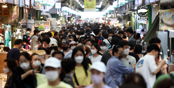 연휴 사흘째이자 추석 전날인 20일 오후 서울 망원시장을 찾은 시민들이 장을 보고 있다. 2021.9.20  연합뉴스