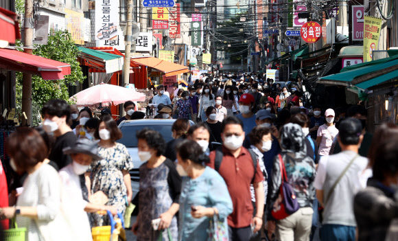 연휴 사흘째이자 추석 전날인 20일 오후 서울 망원시장을 찾은 시민들이 장을 보고 있다. 2021.9.20  연합뉴스