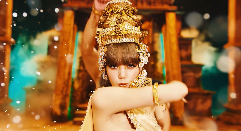 태국 전통의상을 입은 리사의 모습. 뮤직비디오 캡처