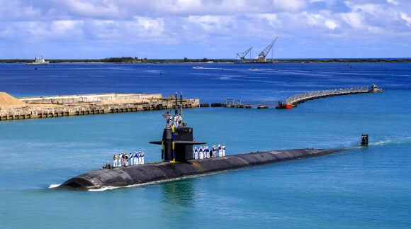 지난달 미국 괌에 입항한 핵추진 잠수함 ‘오클라호마시티’(SSN-723). AP