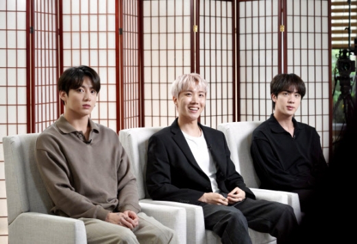 그룹 BTS(방탄소년단) 정국(왼쪽부터), 제이홉 ,진이 21일 오후(현지시각) 뉴욕 주유엔대표부에서 미국 ABC 방송과의 인터뷰를 위해 대기해 있다. 2021.9.22 연합뉴스