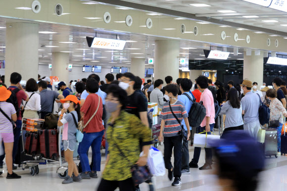 추석 연휴 마지막 날 붐비는 제주국제공항