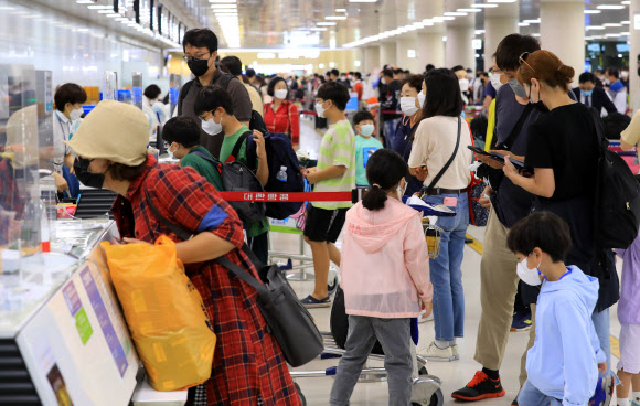 추석 연휴 마지막 날 붐비는 제주국제공항