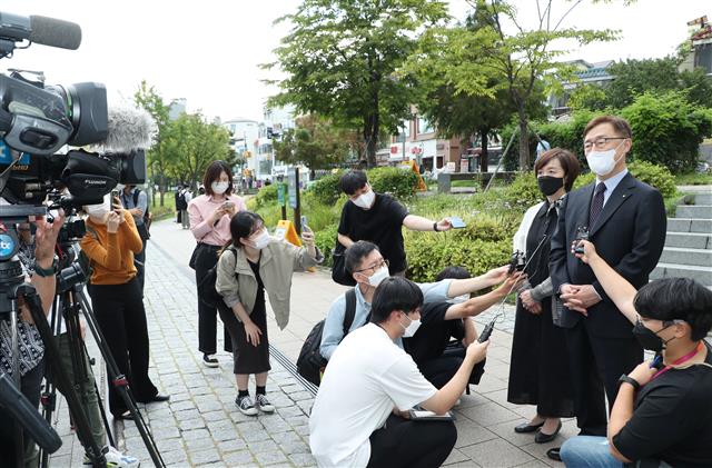 낙태 반대 1인시위 나선 최재형 “태아는 국가가 보호해야”