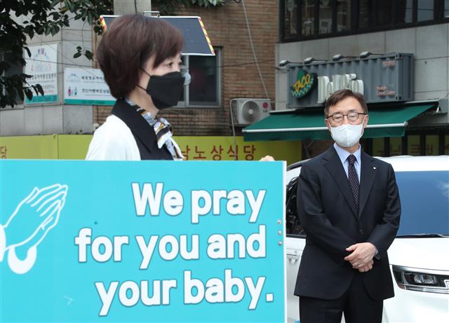 ‘낙태 반대’ 릴레이 1인 시위 나선 최재형 내외