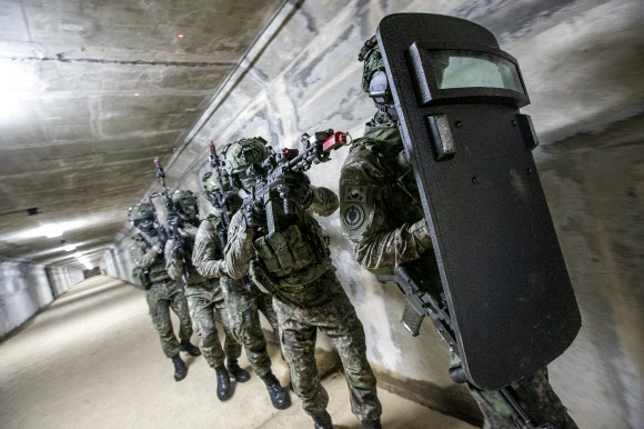 작전 수행하는 워리어플랫폼 착용 전투원들