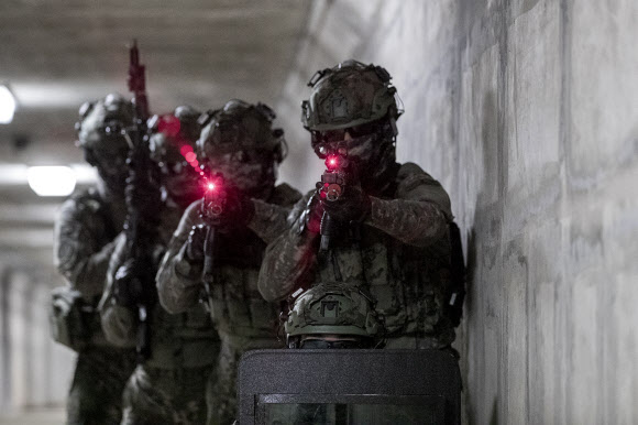 작전 수행하는 워리어플랫폼 착용 전투원들