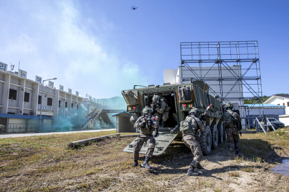 워리어플랫폼 착용한 전투원들