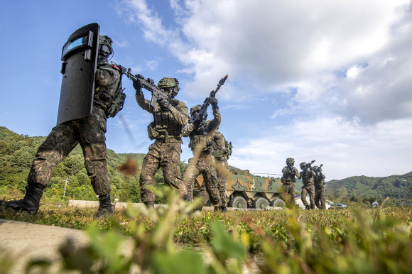 워리어플랫폼 착용한 전투원들