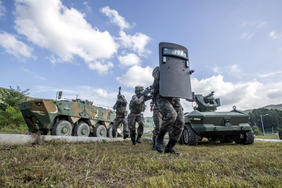 적진 진입하는 워리어플랫폼 착용 전투원들