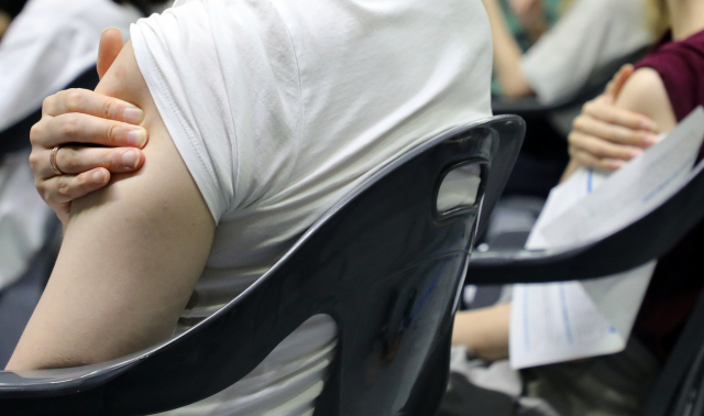동작구 코로나19 예방접종센터(사당종합체육관)에서 시민들이 주사 맞은 팔을 누르고 있다. 연합뉴스