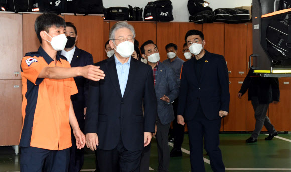 소방관 격려하는 이재명