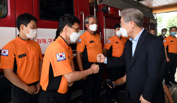 소방관 격려하는 이재명