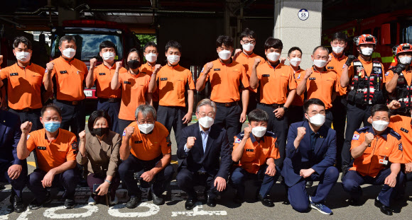 이재명, 사회필수인력 소방관들 격려