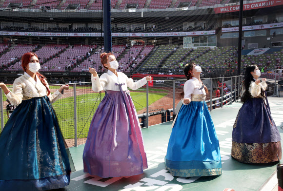 한복 입은 치어리더