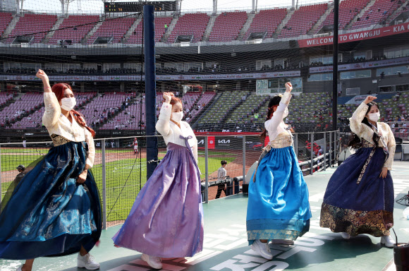 한복 입은 치어리더