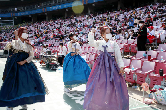 ‘한복 입고 율동을’ 야구장의 치어리더
