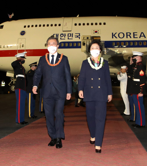하와이 도착한 문 대통령 내외