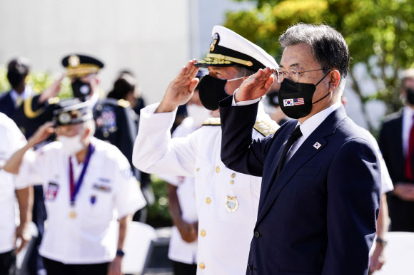 문재인 대통령이 22일(현지시각) 미국 하와이 펀치볼 국립묘지에서 참배하고 있다. 2021.9.23  연합뉴스