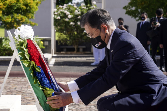 문재인 대통령이 22일(현지시각) 미국 하와이 펀치볼 국립묘지에서 헌화하고 있다. 2021.9.23  연합뉴스
