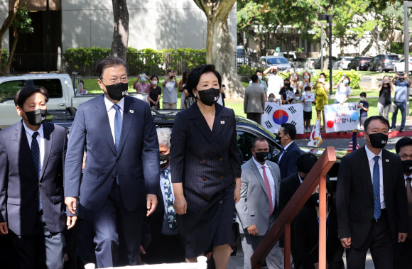 문재인 대통령과 김정숙 여사가 22일(현지시각) 미국 하와이대 한국학연구소에서 열린 독립유공자 훈장 추서식에 참석하고 있다. 문 대통령 뒤에서 교민들이 환영 인사를 하고 있다. 2021.9.23  연합뉴스