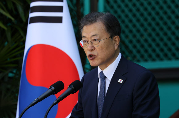 문재인 대통령이 22일(현지시각) 미국 하와이대 한국학 연구소에서 열린 독립유공자 훈장 추서식에서 발언하고 있다.  2021.9.23  연합뉴스