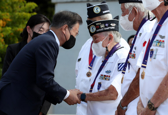 문재인 대통령이 22일(현지시각) 미국 하와이 펀치볼 국립묘지에서 한국전 참전용사들과 인사하고 있다. 2021.9.23  연합뉴스