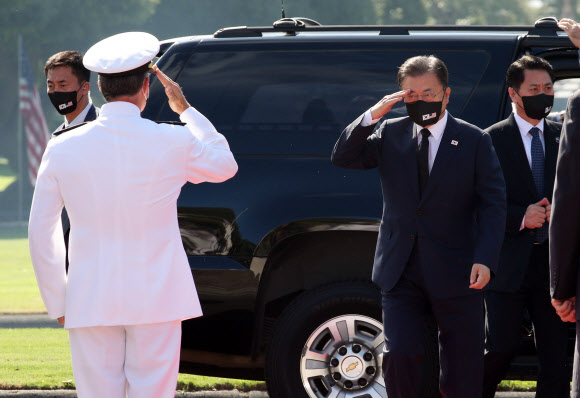 문재인 대통령과 김정숙 여사가 22일(현지시각) 미국 하와이 펀치볼 국립묘지에 들어서면서 참석자와 인사하고 있다. 2021.9.23  연합뉴스