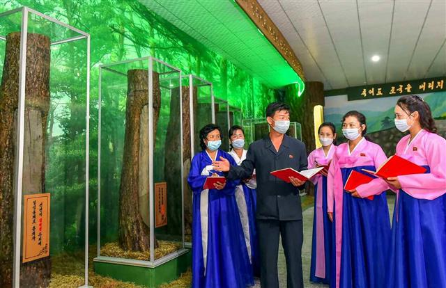 북한 노동당 기관지 노동신문은 23일 경원혁명사적관의 사진을 싣고 “혁명전통교양의 실효성을 높이기 위한 사업을 짜고 들고 있다”고 보도했다.  평양 노동신문 뉴스1