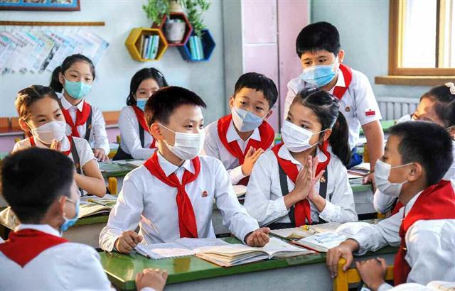 북한 노동당 기관지 노동신문은 23일 “소년단원들이 뜻깊은 경축연회에 참가하였던 이야기로 꽃을 피우는 중구역 류성소학교 학생들”이라며 관련 사진을 실었다. 신문은 이들이 지난 9일 정권수립 73주년 경축 행사에 참가해 김정은 당 총비서와 기념사진을 찍은 것은 영광이라고 전했다.  평양 노동신문 뉴스1