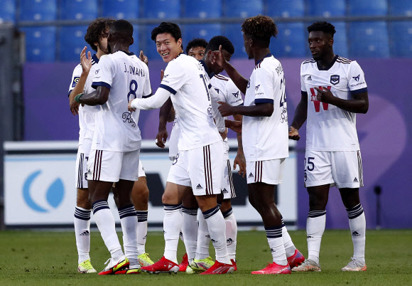 보르도의 황의조가 22일(현지시간) 프랑스 몽펠리에의 스타드 드 라 모송에서 열린 프랑스 프로축구 리그1 7라운드 몽펠리에 대 지롱댕 보르도의 경기에서 골을 넣은 후 팀 동료들과 함께 기뻐하고 있다. EPA 연합뉴스