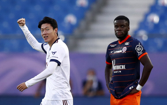 보르도의 황의조(왼쪽)가 22일(현지시간) 프랑스 몽펠리에의 스타드 드 라 모송에서 열린 프랑스 프로축구 리그1 7라운드 몽펠리에 대 지롱댕 보르도의 경기에서 골을 넣은 후 기뻐하고 있다. EPA 연합뉴스