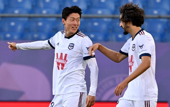 보르도의 황의조(왼쪽)가 22일(현지시간) 프랑스 몽펠리에의 스타드 드 라 모송에서 열린 프랑스 프로축구 리그1 7라운드 몽펠리에 대 지롱댕 보르도의 경기에서 골을 넣은 후 팀 동료와 함께 기뻐하고 있다. AFP 연합뉴스