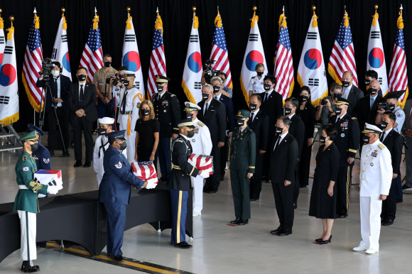 문재인 대통령과 김정숙 여사가 참석한 가운데 22일(현지시각) 미국 히캄 공군기지 19번 격납고에서 열린 한미 유해 상호 인수식에서 의장병이 유해를 항공기로 운구하고 있다. 2021.9.23  연합뉴스