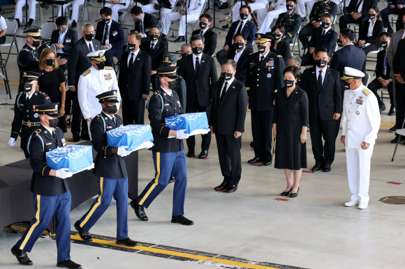 문재인 대통령과 김정숙 여사가 참석한 가운데 22일(현지시각) 미국 히캄 공군기지 19번 격납고에서 열린 한미 유해 상호 인수식에서 의장병이 유해를 항공기로 운구하고 있다. 2021.9.23  연합뉴스