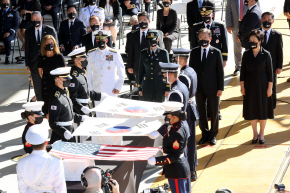 문재인 대통령과 김정숙 여사가 22일(현지시각) 미국 히캄 공군기지 19번 격납고에서 열린 한미 유해 상호 인수식에서 유해 관포 교체를 지켜보고 있다.  2021.9.23  연합뉴스