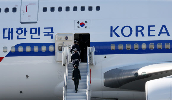 문재인 대통령과 김정숙 여사가 참석한 가운데 22일(현지시각) 미국 히캄 공군기지 19번 격납고에서 열린 한미 유해 상호 인수식에서 의장병이 유해를 항공기로 운구하고 있다. 2021.9.23  연합뉴스