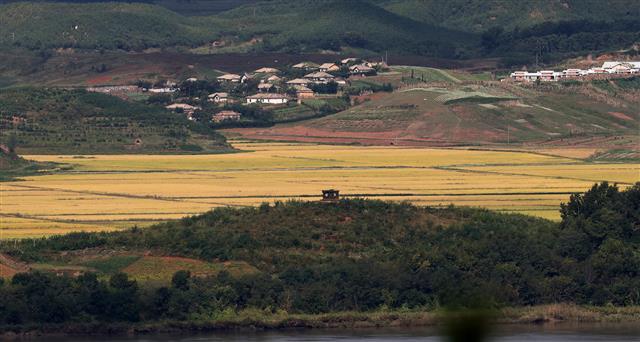 23일 경기도 파주시 접경지역에서 바라본 북한 황해북도 개풍군 북한 군초소 뒤로 들녘이 가을빛으로 물들고 있다. 문재인 대통령은 지난 21일 미국 뉴욕에서 열린 제76차 유엔총회 연설에서 “남북미 3자 또는 남북미중 4자가 모여 한반도에서의 전쟁이 종료됐음을 함께 선언하기를 제안한다”고 밝히며 종전선언을 제안했다. 미 국방부는 이에 대해 종전선언 논의에 열려있다는 입장을 밝혔다. 2021.9.23 뉴스1
