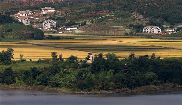 23일 경기도 파주시 접경지역에서 바라본 북한 황해북도 개풍군 북한 군초소가 적막한 모습을 보이고 있다, 군 초소 뒤로 들녘이 황금빛으로 물들고 있다. 문재인 대통령은 지난 21일 미국 뉴욕에서 열린 제76차 유엔총회 연설에서 “남북미 3자 또는 남북미중 4자가 모여 한반도에서의 전쟁이 종료됐음을 함께 선언하기를 제안한다”고 밝히며 종전선언을 제안했다. 미 국방부는 이에 대해 종전선언 논의에 열려있다는 입장을 밝혔다. 2021.9.23 뉴스1