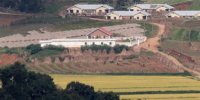 23일 경기도 파주시 접경지역에서 바라본 북한 황해북도 개풍군 탈곡장 인근에서 북한 주민들이 농사일로 분주한 모습을 보이고 있다. 문재인 대통령은 지난 21일 미국 뉴욕에서 열린 제76차 유엔총회 연설에서 “남북미 3자 또는 남북미중 4자가 모여 한반도에서의 전쟁이 종료됐음을 함께 선언하기를 제안한다”고 밝히며 종전선언을 제안했다. 미 국방부는 이에 대해 종전선언 논의에 열려있다는 입장을 밝혔다. 2021.9.23 뉴스1