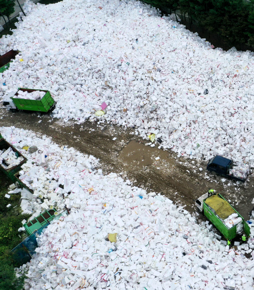 23일 오전 경기도 수원시 영통구 수원시자원순환센터에 추석 연휴가 끝나고 쏟아져나온 스티로폼이 가득 쌓여있다. 2021.9.23  연합뉴스